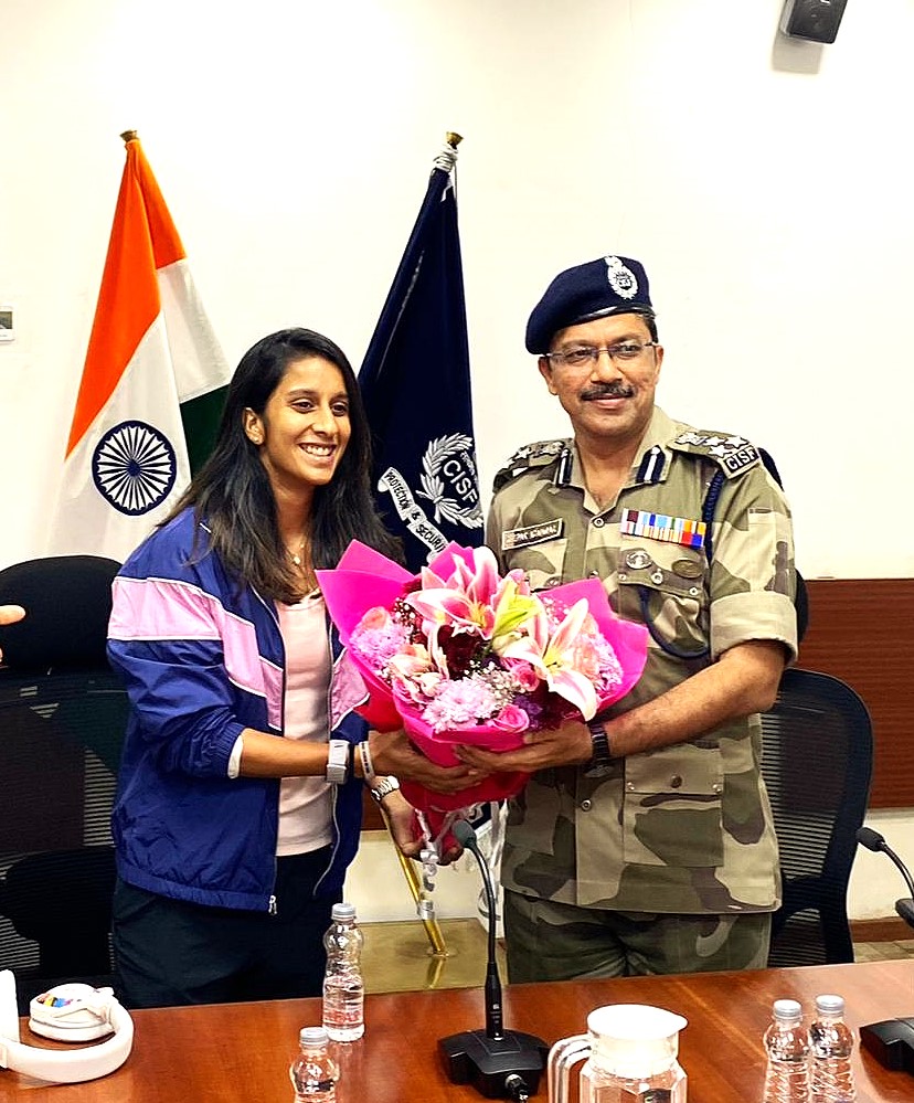 CISFHQrs's tweet image. ✨ASG Mumbai Welcomes Star Cricketer Jemimah Rodrigues✨

CISF personnel of ASG Mumbai Airport, had an inspiring interaction with India’s star women cricketer, Jemimah Rodrigues.

The event celebrated her remarkable performance in the Women’s Cricket World Cup 2025, with a warm…