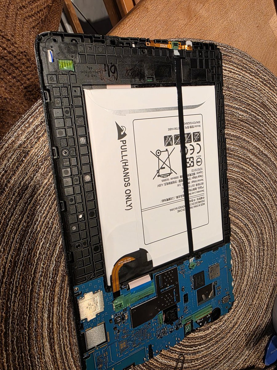 Hab wie immer Spaß mit Technik 🫣 oder eher nicht. Akku lädt nicht mehr. Neuer kommt heute. Wollte das Tablet eventuell umrüsten auf Carplay. Ob das klappt? Keine Ahnung 🤣🫣