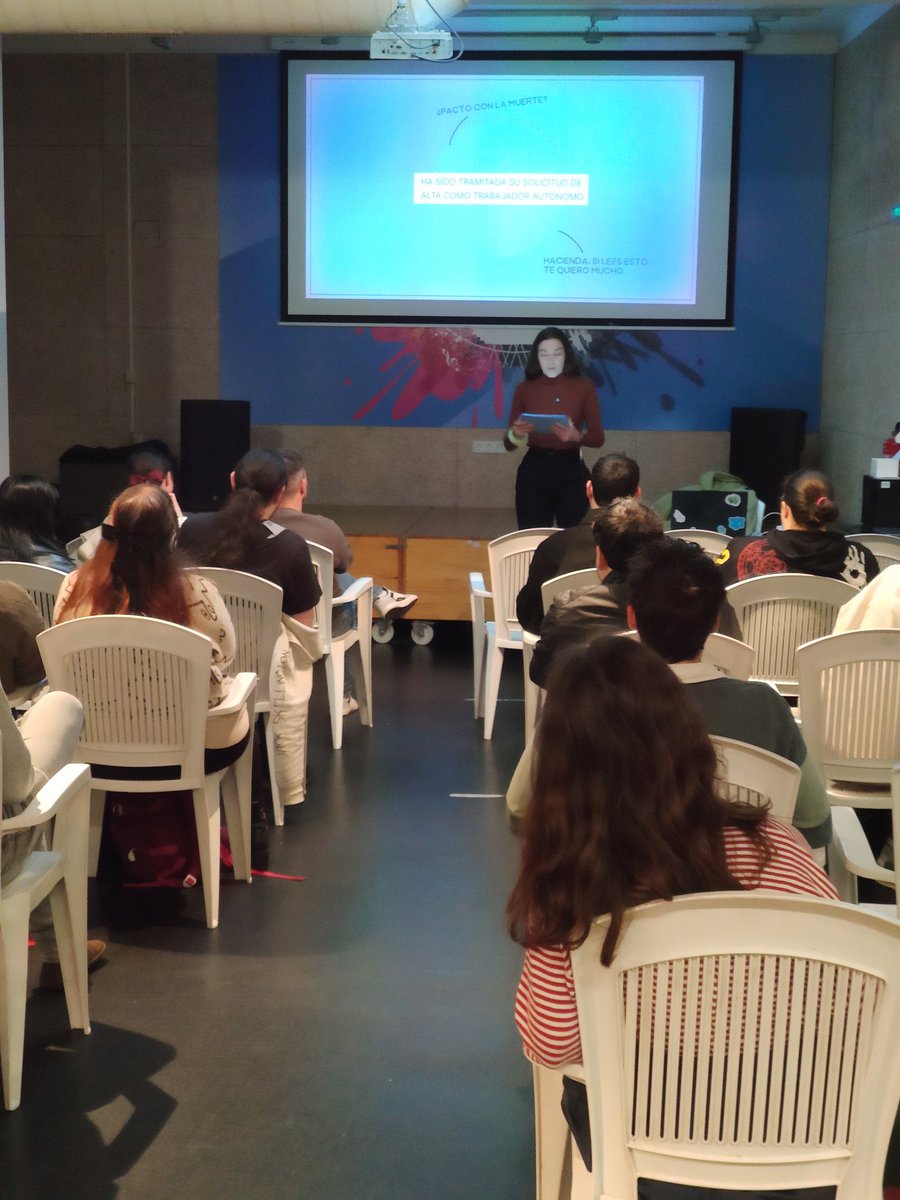 Seguimos la programación del día, ahora con la charla de Eva Elcano sobre su proceso artístico al diseñar personajes y cómo vive como ilustradora freelance.