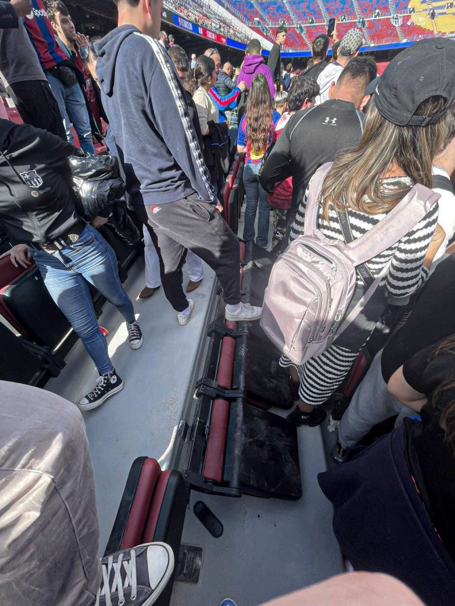 Qué bonito quedó el Camp Nou después del “entrenamiento abierto”. Se nota el amor por los colores, y por los asientos también…