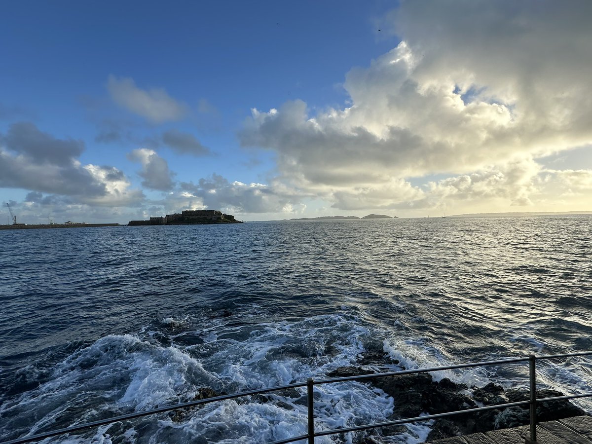 gnsymutterings's tweet image. #seaswimming and walking had my regular early Saturday swim at the horseshoe then had a walk to Moulin Huet whilst youngest was playing tennis