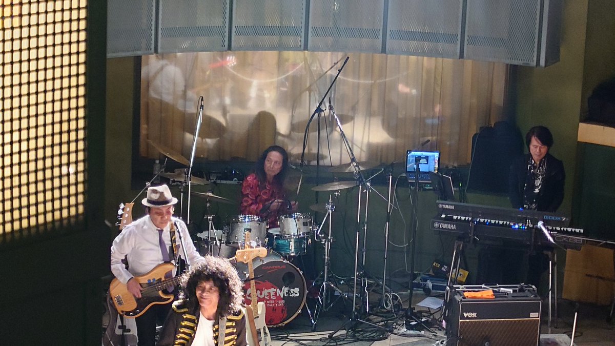 drivenboost's tweet image. 【川崎夜市】
チネチッタで偶然出会ったQUEENESS（@Queeness_Japan）の野外フリーライブ🎸  
クイーンの名曲が夜の街に響いて、思わず足が止まりました。  
やっぱりバンドはいい!
最高の夜でした！  
 #川崎夜市 #QUEENESS #チネチッタ #Queenトリビュート #ライブっていいね