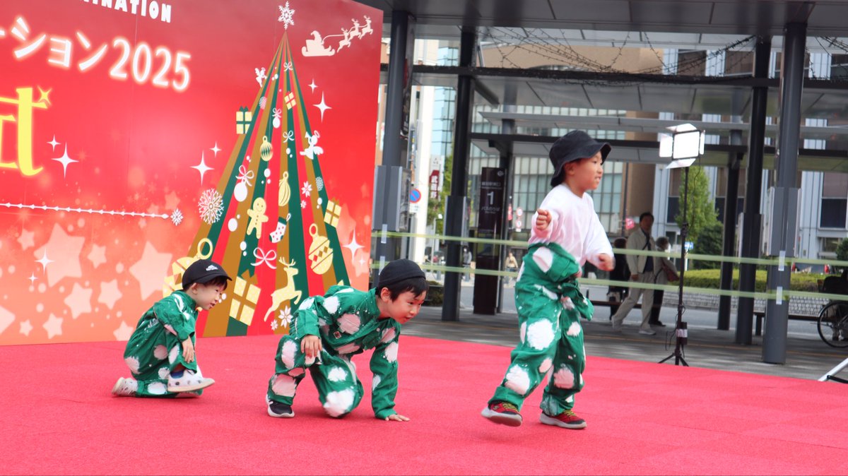 MoreDanceCrew's tweet photo. Winter Illumination2025
今年もありがとうございました‼️🎄
小島よしおさん一眼見たかったなぁ、、、
他のメンバーや先生達は見られたかな？

あのBGMめちゃくちゃ好きですピーヤ！🤟 https://t.co/uwazLzm9yF