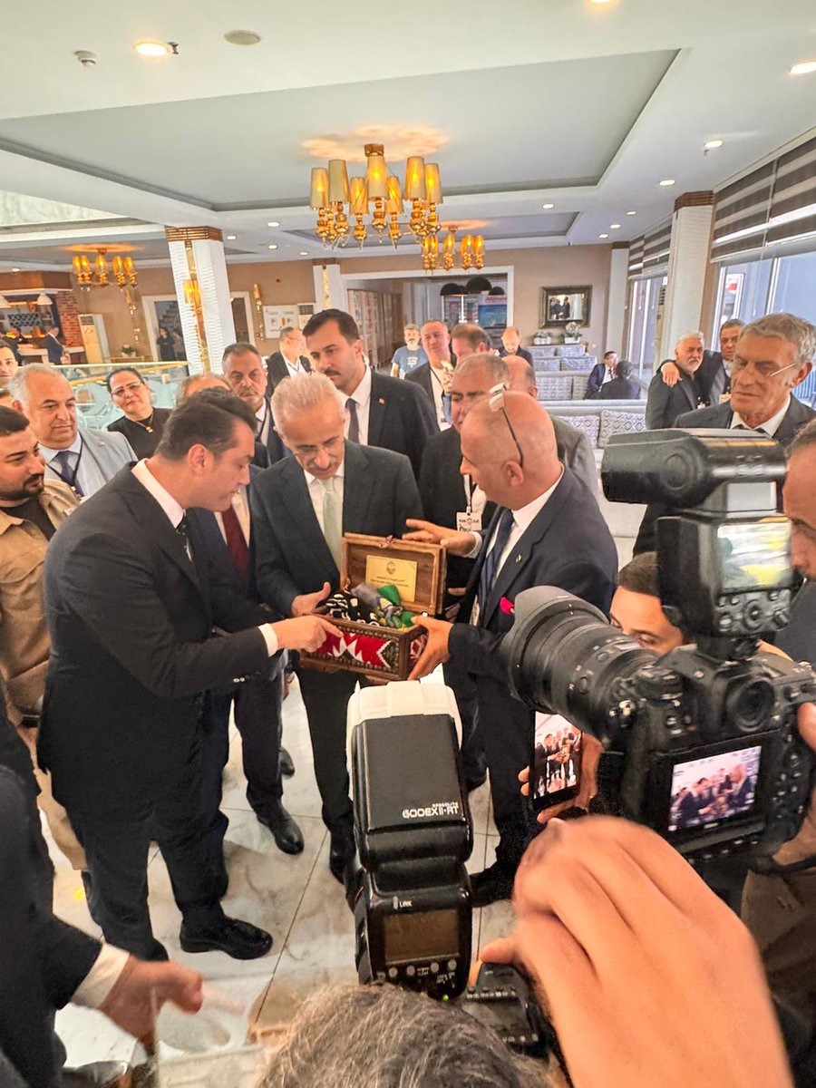 Küresel Gazeteciler Konseyi (KGK) 5. Küresel Medya buluşmasına katılan <a href="/a_uraloglu/">Abdulkadir URALOĞLU</a>’na KGK Genel Başkanı <a href="/MehmetAliDim/">Mehmet Ali Dim 🇹🇷</a> ve Alanya Kaymakamı hemşerimiz Şakir Öner Öztürk ile birlikte <a href="/mkyazicioglutr/">Mehmet Kemal Yazıcıoğlu</a> ’nun hediyesi Niksar Sandığı ve yazmalarımızı takdim ettik.