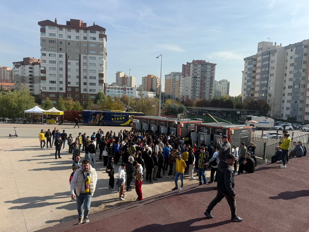 Bugün kapıda bize büyük bir rezalet yaşattınız!
Taraftarın 30 dakika bekletilmesini ne aklayabilirsiniz ne de herhangi bir bahaneyle açıklayabilirsiniz!

Yönetim uyuma, transfer yap, tahtayı aç!
En son bütün stat Gecekondu’yla uğraşsın!
Bizlerin emeğiyle, alın teriyle uğraşan