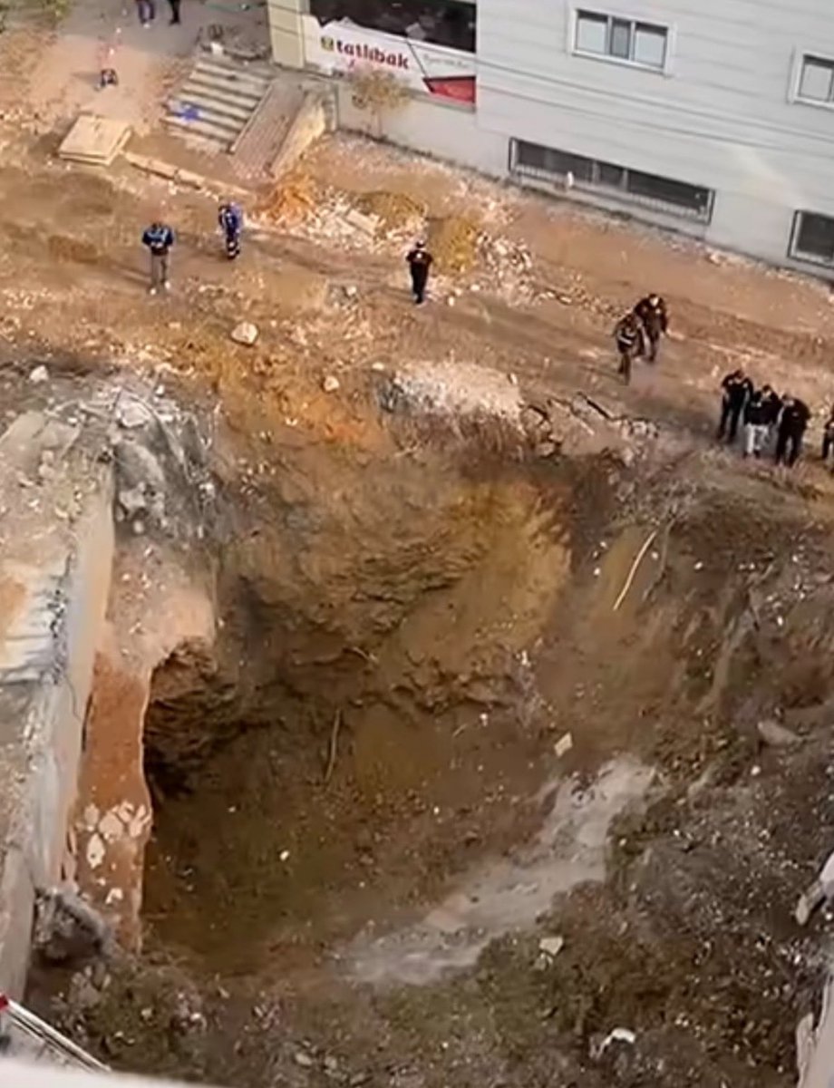 🔴Gebze’de “kendi zeminine bağlı olarak yıkıldığı” açıklanan binanın zeminine ait yeni fotoğraf ulaştı

Yorum sizin..