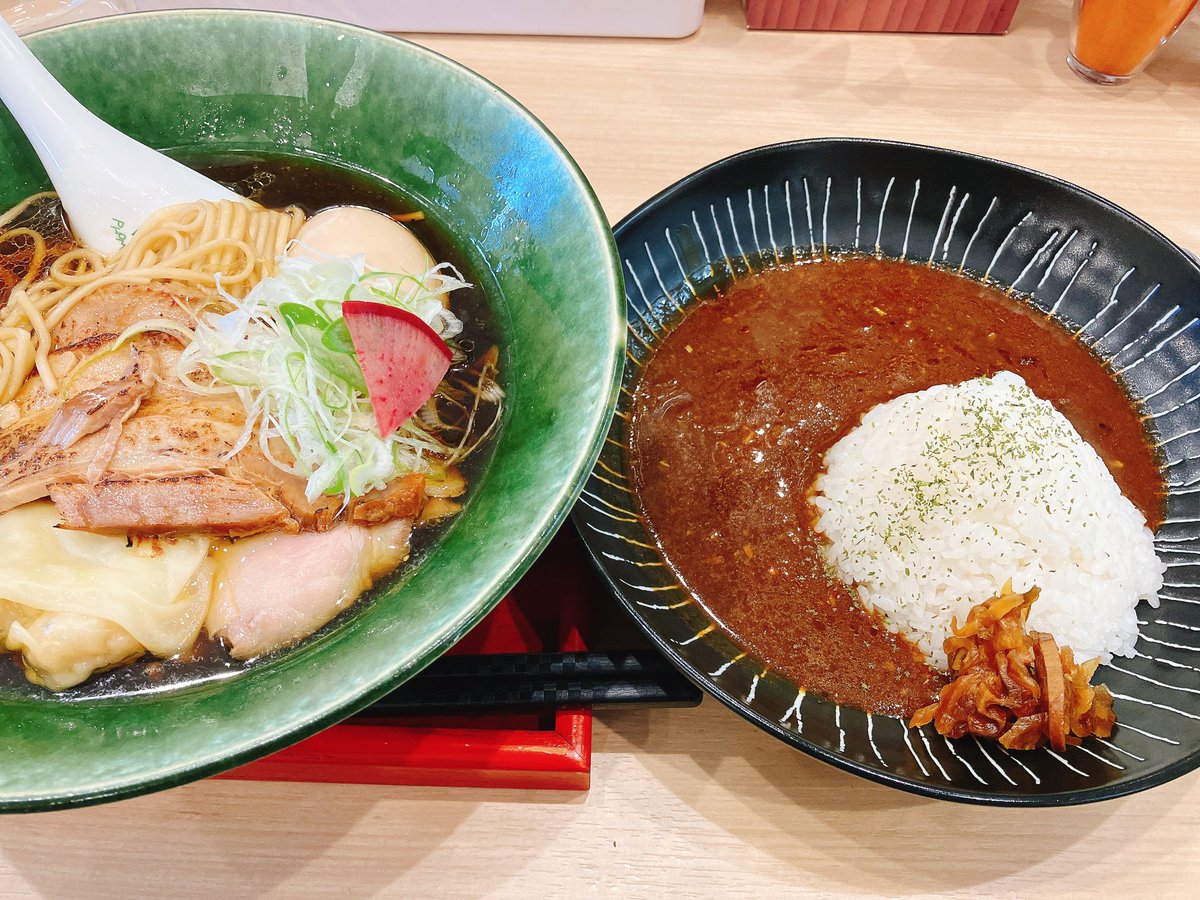 sirap_461's tweet image. 寒川神社そばの福朗にてラーメン🍜とカレー🍛