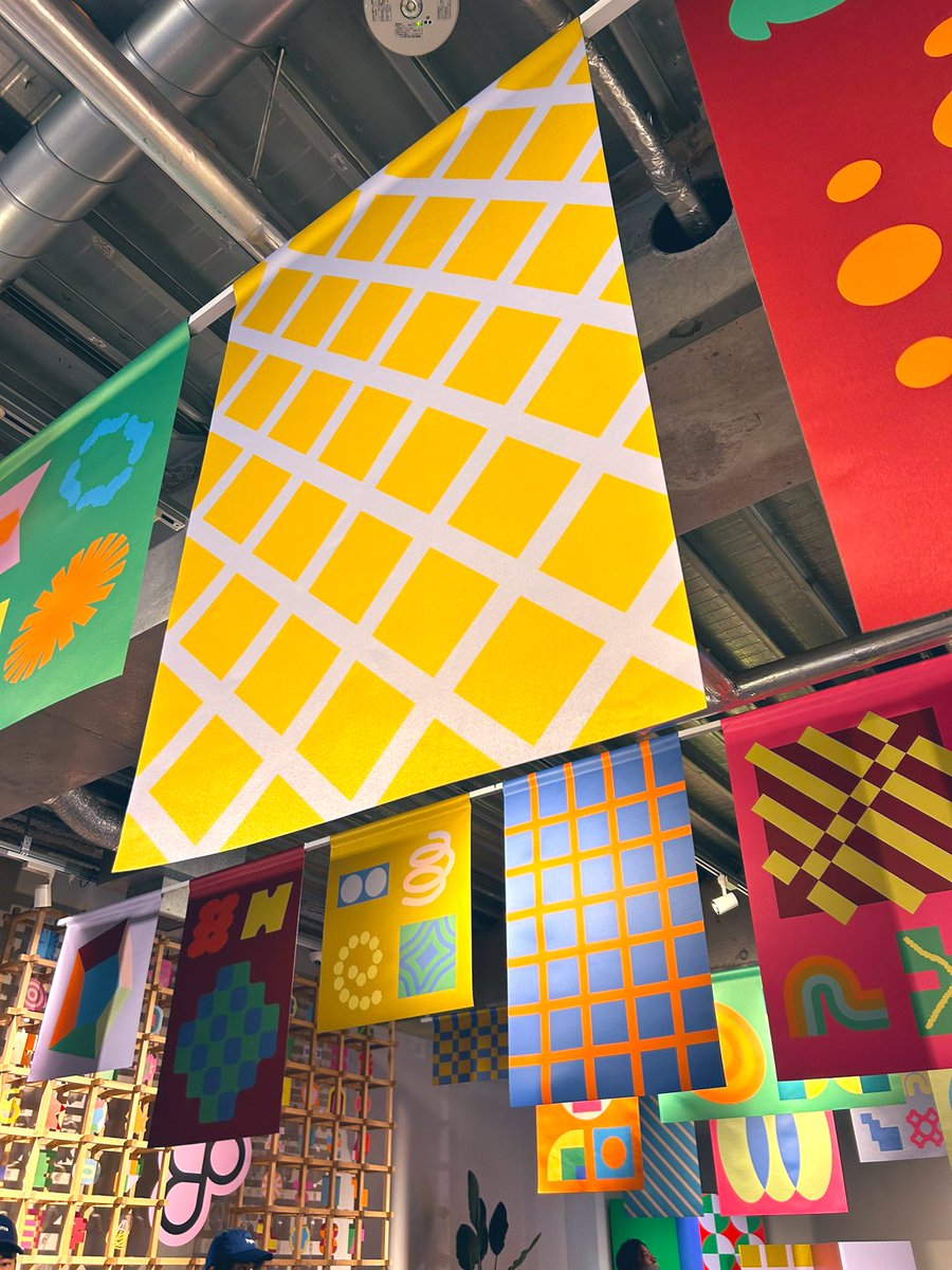 Design_to2's tweet image. 金曜日はFigma Make Cafe Tokyoに行ってインプット。平日だから空いてるかな？なんて思ったら沢山の方々がいて、みんな店内装飾やスピーカー話に興味津々。
言わずもがな、ノベルティが素敵でキャップとTシャツがとても可愛い。Figma Make使ってみたいなぁ。 #figma