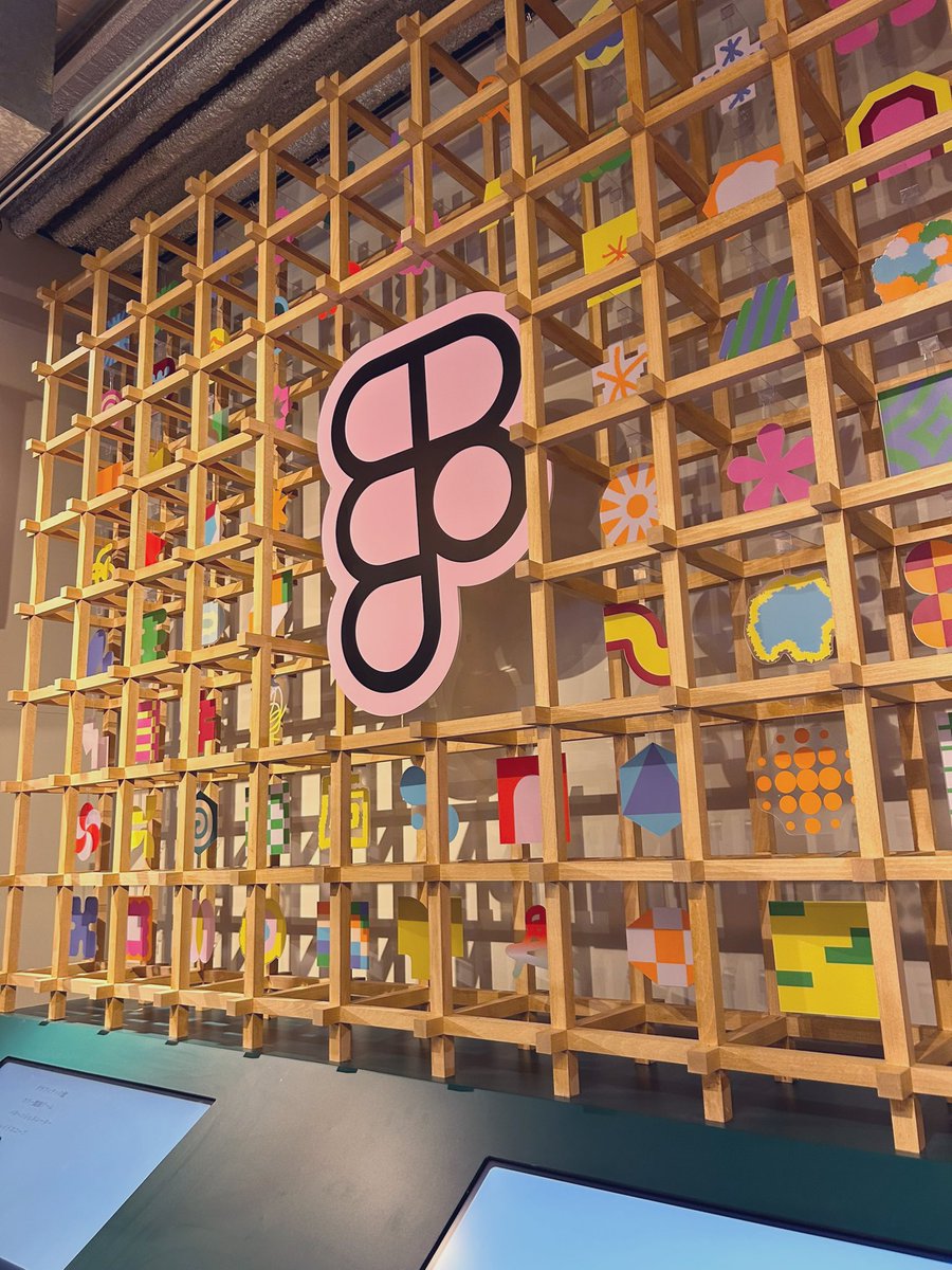 Design_to2's tweet image. 金曜日はFigma Make Cafe Tokyoに行ってインプット。平日だから空いてるかな？なんて思ったら沢山の方々がいて、みんな店内装飾やスピーカー話に興味津々。
言わずもがな、ノベルティが素敵でキャップとTシャツがとても可愛い。Figma Make使ってみたいなぁ。 #figma