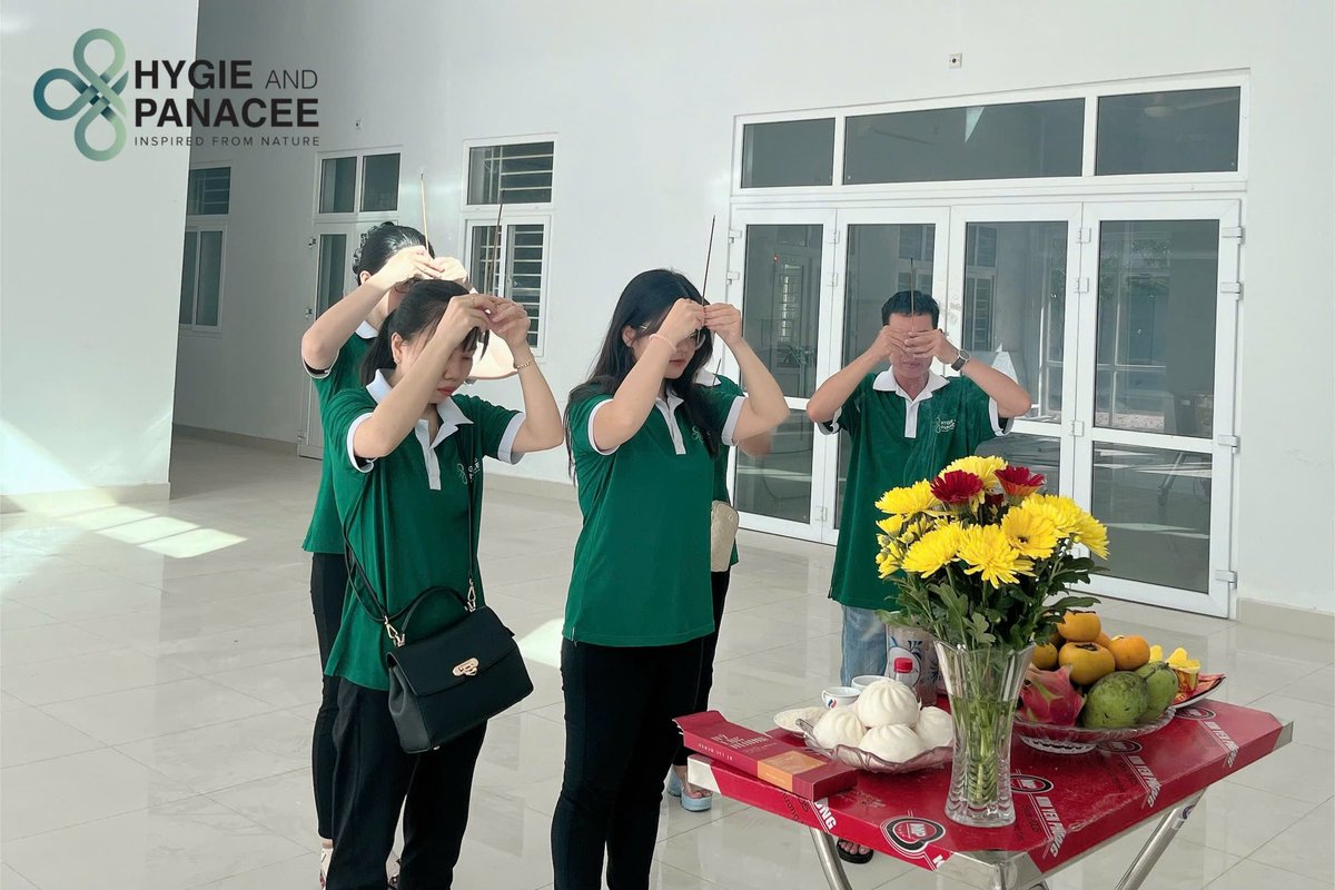 KHẤN NGUYỆN CHO HÀNH TRÌNH MỚI 

Hôm nay, ngày 08 tháng 11 năm 2025,
Ngày lành tháng tốt, trời trong, đất thuận. 

Chúng con, tập thể Hygie &amp; Panacee, thành tâm dâng nén tâm hương: Kính mời chư vị Tổ Sư ngành Dược/ Dược Liệu - ngành Trà - ngành Sức khỏe,
Chư vị