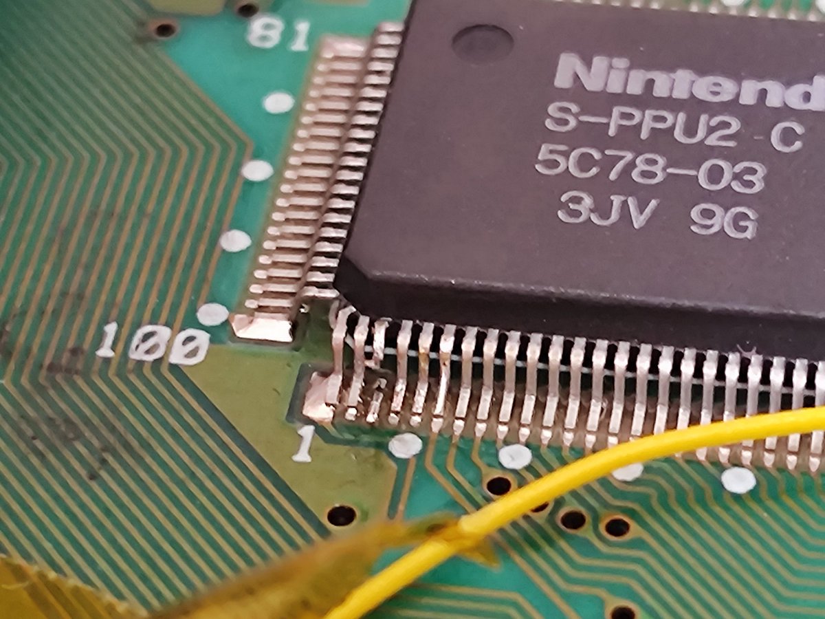 Arkretro_'s tweet image. Fotos detalle de la instalación (sidecar) modelo de SNES pal SNSP CPU 02 
(Levantar pata 3 de ppu2 elimina dotcrawl y agregar el condensador 470uf filtra el rizado de salida en el regulador) 

Otorgando nitidez palpable 

Placa aportada por los guapos de @PCP_Tech