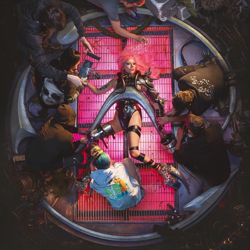 liveeforgaga's tweet image. Did you know that Lady Gaga worked with smaller, independent artists to create the Chromatica album cover?

The creative process behind making this album cover is pure art. 
A thread—