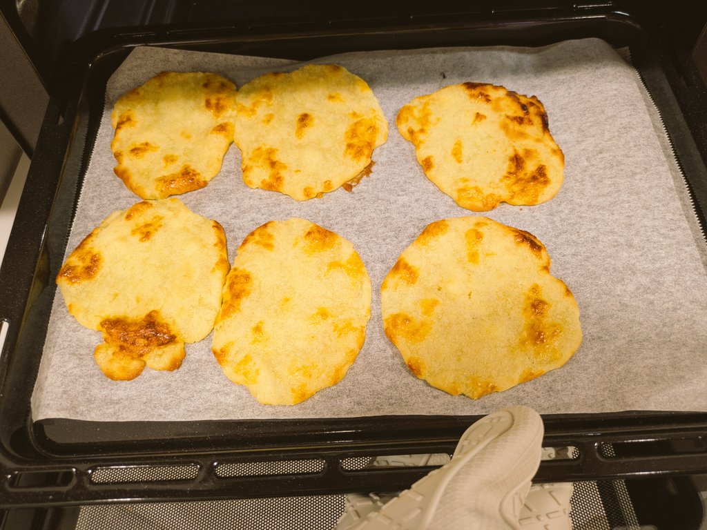opinpin0902's tweet photo. スイートポテト作ってたはずなのにナンができた https://t.co/rtru5ZGKLv