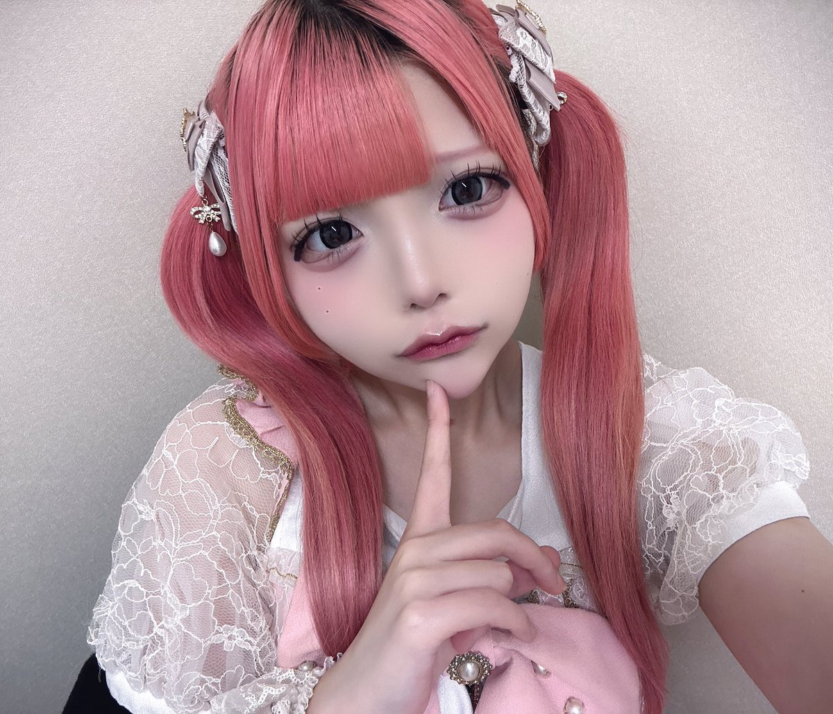 本日有明スモールワールズさんにてライブありがとうございました🎀
久しぶりの有明さん！ゆりかもめ乗れてるんるんだった🎶
今日たくさん不安だったけど最後まで見守っててくれてありがとう😿珍しい人たちがぴんく振ってくれて嬉しかった🎶🎶お話しに来てくれてありがとう！！🍥