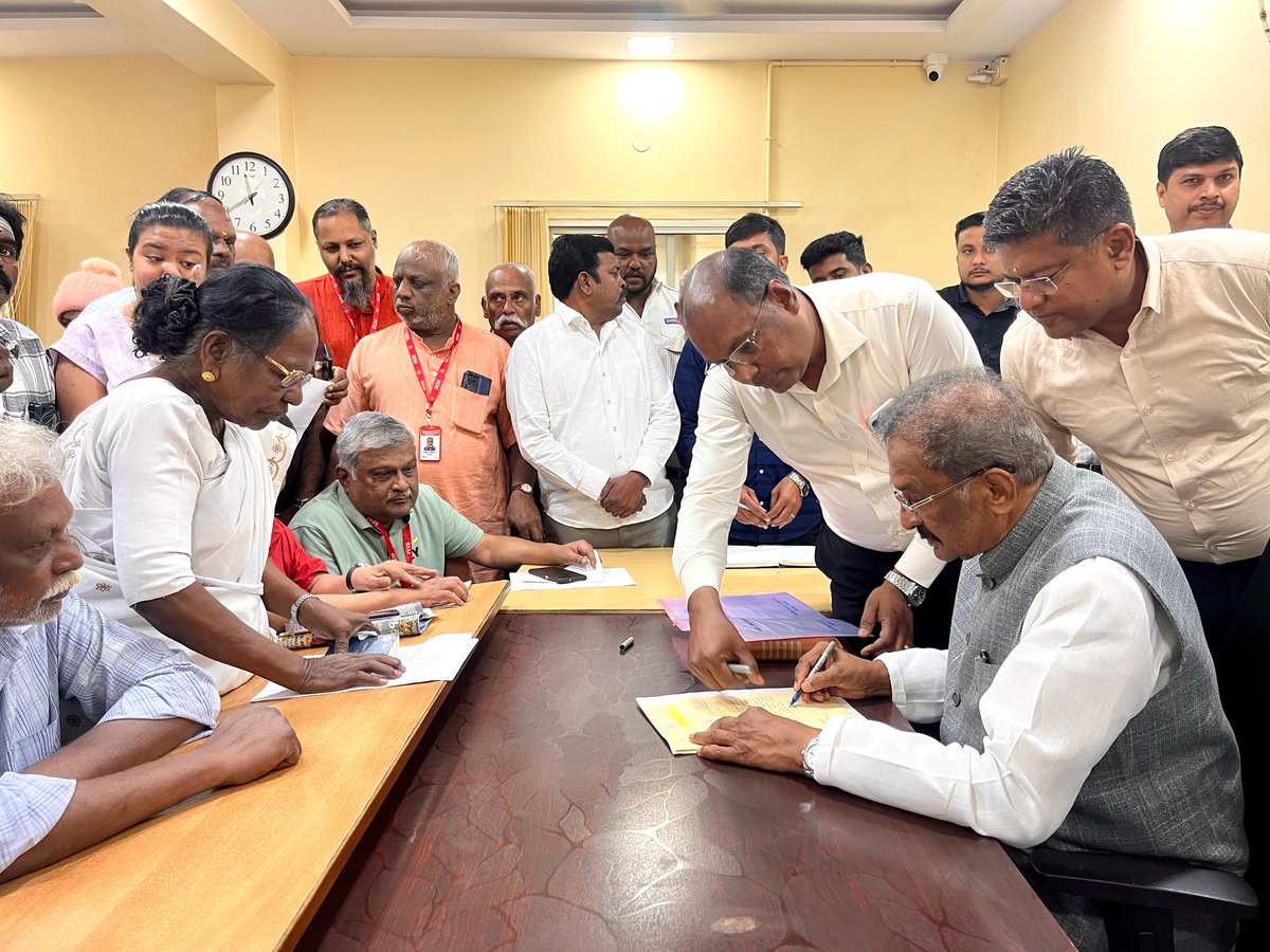 thekjgeorge's tweet photo. Today I visited my office, and interacted with the residents of #SarvagnaNagarConstituency, leaders and officials.

During the visit I held discussions with the officials from various departments and reviewed the developmental activities in #SarvagnaNagar.

ಇಂದು ನಾನು ನನ್ನ ಕಚೇರಿಗೆ ಭೇಟಿ ನೀಡಿ, ಸರ್ವಜ್ಞನಗರ ಕ್ಷೇತ್ರದ ನಿವಾಸಿಗಳು, ಮುಖಂಡರು ಹಾಗೂ ಅಧಿಕಾರಿಗಳೊಂದಿಗೆ ಸಂವಾದ ನಡೆಸಿದೆ. ಈ ಸಂದರ್ಭದಲ್ಲಿ ಅಧಿಕಾರಿಗಳೊಂದಿಗೆ ಚರ್ಚಿಸಿ ಸರ್ವಜ್ಞನಗರ ಕ್ಷೇತ್ರದ ಅಭಿವೃದ್ಧಿ ಕಾರ್ಯಗಳನ್ನು ಪರಿಶೀಲಿಸಿದೆ.

#WeWorkForYou @INCKarnataka @INCSarvagna @KJGeorgeOffice
