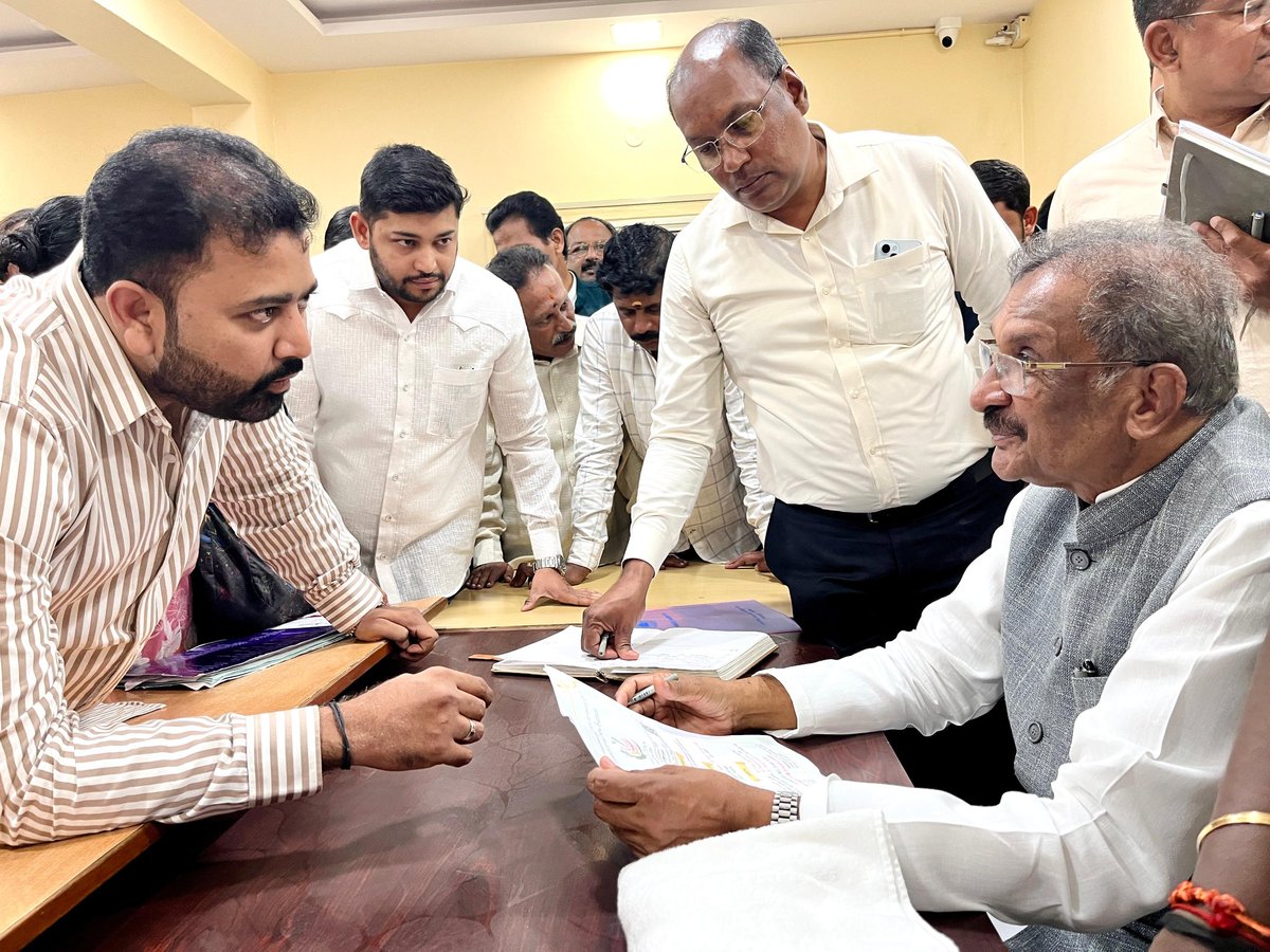 thekjgeorge's tweet photo. Today I visited my office, and interacted with the residents of #SarvagnaNagarConstituency, leaders and officials.

During the visit I held discussions with the officials from various departments and reviewed the developmental activities in #SarvagnaNagar.

ಇಂದು ನಾನು ನನ್ನ ಕಚೇರಿಗೆ ಭೇಟಿ ನೀಡಿ, ಸರ್ವಜ್ಞನಗರ ಕ್ಷೇತ್ರದ ನಿವಾಸಿಗಳು, ಮುಖಂಡರು ಹಾಗೂ ಅಧಿಕಾರಿಗಳೊಂದಿಗೆ ಸಂವಾದ ನಡೆಸಿದೆ. ಈ ಸಂದರ್ಭದಲ್ಲಿ ಅಧಿಕಾರಿಗಳೊಂದಿಗೆ ಚರ್ಚಿಸಿ ಸರ್ವಜ್ಞನಗರ ಕ್ಷೇತ್ರದ ಅಭಿವೃದ್ಧಿ ಕಾರ್ಯಗಳನ್ನು ಪರಿಶೀಲಿಸಿದೆ.

#WeWorkForYou @INCKarnataka @INCSarvagna @KJGeorgeOffice