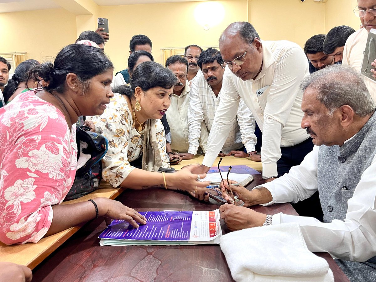 thekjgeorge's tweet photo. Today I visited my office, and interacted with the residents of #SarvagnaNagarConstituency, leaders and officials.

During the visit I held discussions with the officials from various departments and reviewed the developmental activities in #SarvagnaNagar.

ಇಂದು ನಾನು ನನ್ನ ಕಚೇರಿಗೆ ಭೇಟಿ ನೀಡಿ, ಸರ್ವಜ್ಞನಗರ ಕ್ಷೇತ್ರದ ನಿವಾಸಿಗಳು, ಮುಖಂಡರು ಹಾಗೂ ಅಧಿಕಾರಿಗಳೊಂದಿಗೆ ಸಂವಾದ ನಡೆಸಿದೆ. ಈ ಸಂದರ್ಭದಲ್ಲಿ ಅಧಿಕಾರಿಗಳೊಂದಿಗೆ ಚರ್ಚಿಸಿ ಸರ್ವಜ್ಞನಗರ ಕ್ಷೇತ್ರದ ಅಭಿವೃದ್ಧಿ ಕಾರ್ಯಗಳನ್ನು ಪರಿಶೀಲಿಸಿದೆ.

#WeWorkForYou @INCKarnataka @INCSarvagna @KJGeorgeOffice