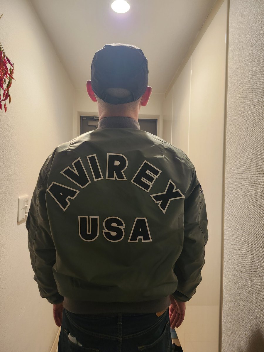 元々MA-1好きの夫
サンくん着てたMA-1
かっこよかったな
あれはサンくんが着るから
かっこええねんで
のやり取りの末
店舗で購入
AVIREXやし間違いないわな
５０歳オジサンご満悦