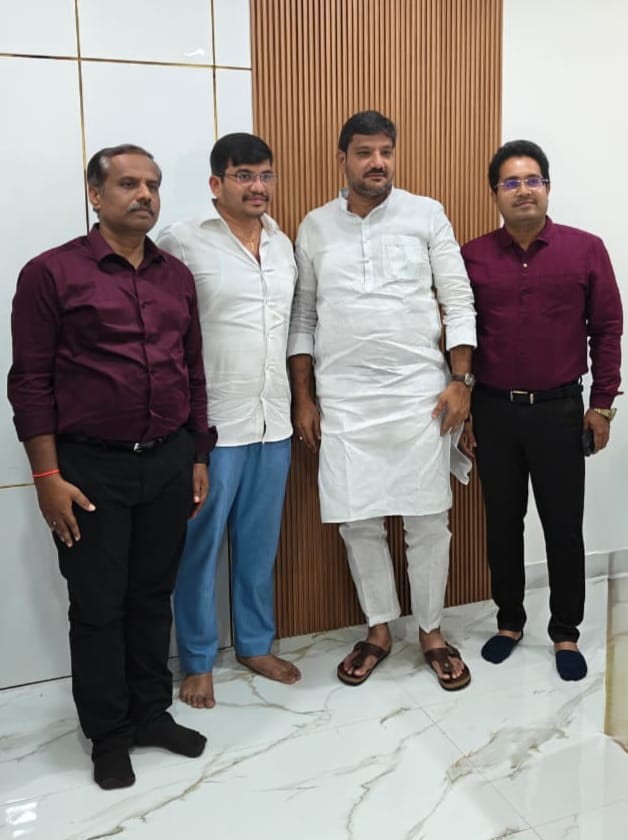 Vikas_Neethi's tweet photo. A Visionary Step Towards Digital India — Vikas Neethi Begins Its Journey in Andhra Pradesh. Our founders met Guntur East MLA Mohammed Naseer Ahmed Garu, who appreciated and supported the app’s vision to make governance smarter, transparent &amp; citizen-centric. #VikasNeethi https://t.co/m6rtnLUagB