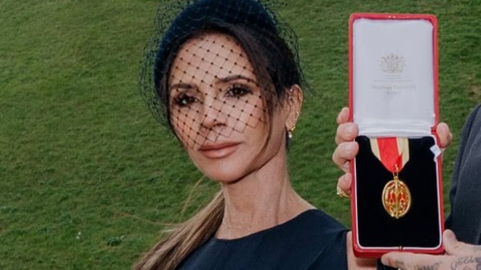 Victoria Beckham celebrated David's knighthood at Windsor Castle, debuting her brand's first menswear piece-a bespoke suit for Sir David!    dailymail.co.uk/tvshowbiz/arti…