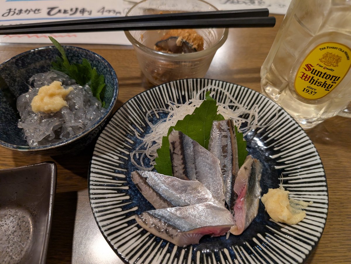 yakisobaranger's tweet photo. 美味しいお店見つけた！
秋刀魚刺🐟️
生シラス🐟️
舞茸天ぷら🍄‍🟫
ハイボールと出羽桜で🍺 https://t.co/C605MVRiXN