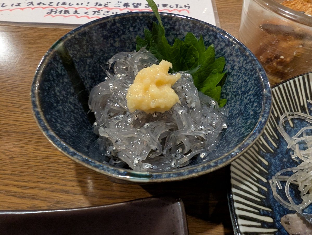 yakisobaranger's tweet photo. 美味しいお店見つけた！
秋刀魚刺🐟️
生シラス🐟️
舞茸天ぷら🍄‍🟫
ハイボールと出羽桜で🍺 https://t.co/C605MVRiXN