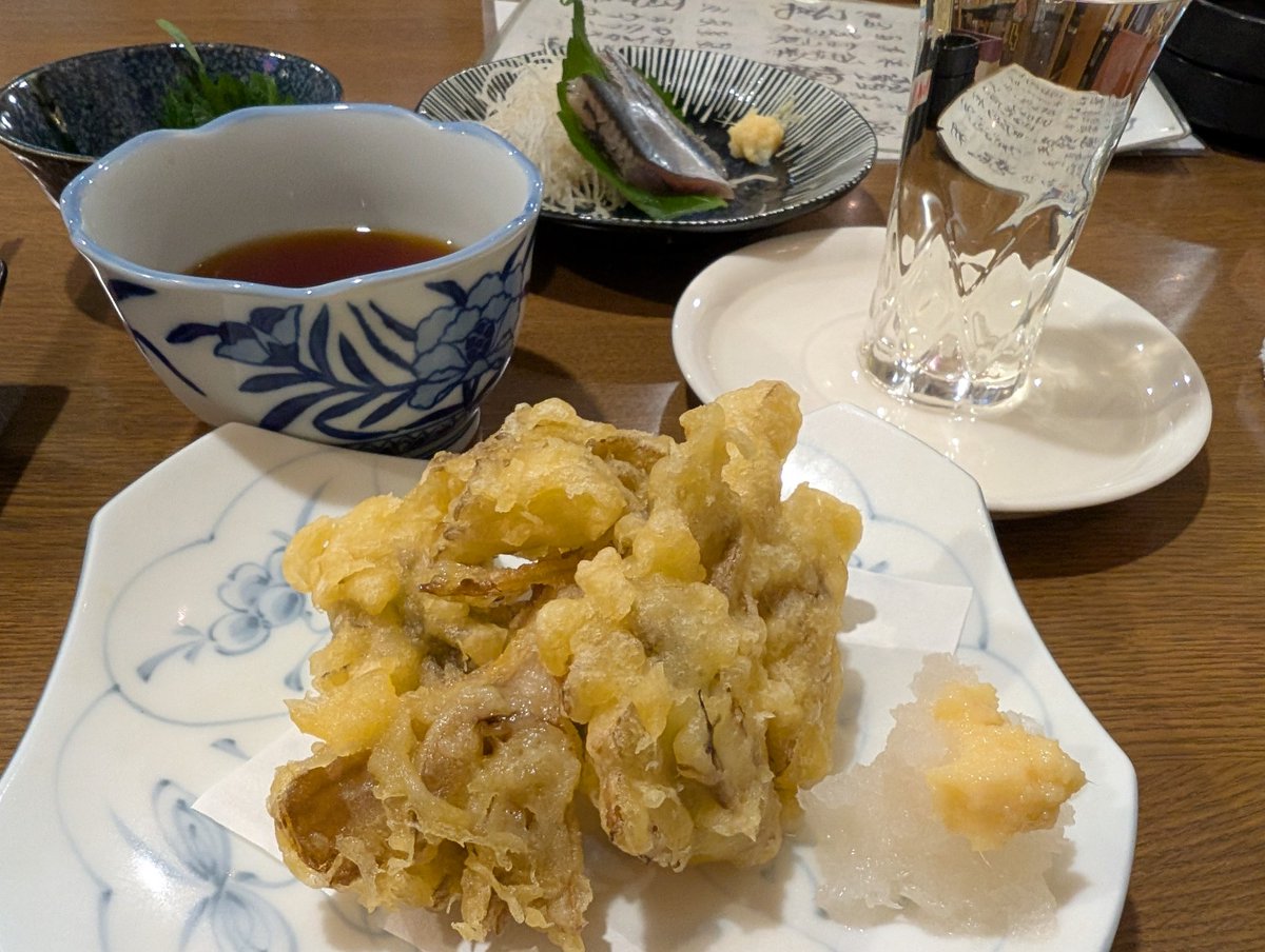 yakisobaranger's tweet photo. 美味しいお店見つけた！
秋刀魚刺🐟️
生シラス🐟️
舞茸天ぷら🍄‍🟫
ハイボールと出羽桜で🍺 https://t.co/C605MVRiXN