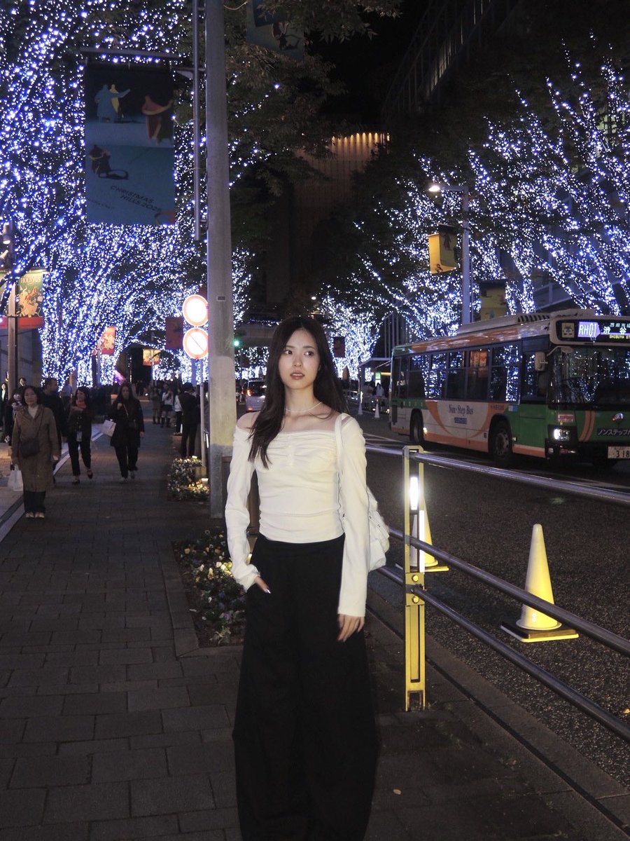 上京して都会のイルミネーションにワクワクしている19歳です笑