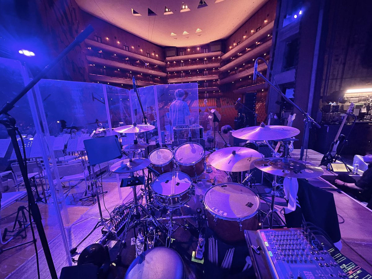 nozo731's tweet photo. 【DEEN Premium Symphonic Concert -GRAND TRANSFORMATION-】
@ 東京文化会館
歴史あるホールでのステージ、張りつめた緊張感の中にも温かさが溢れる素敵なコンサートとなりました。
オーケストラの響きと皆さんの大きな歓声と拍手…感動的な時間でした
皆様本当にありがとうございました！
#DEEN https://t.co/x2oAFKF0Lw
