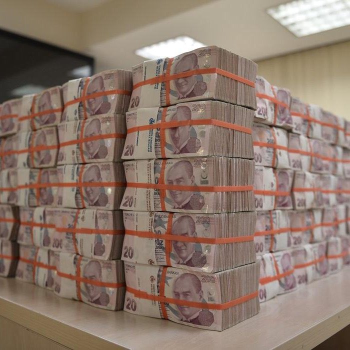 Milli Piyango'nun yılbaşı büyük ikramiyesi 800.000.000 TL olarak belirlendi. 

• Çeyrek bilet: 200 TL
• Yarım bilet: 400 TL
• Tam bilet: 800 TL