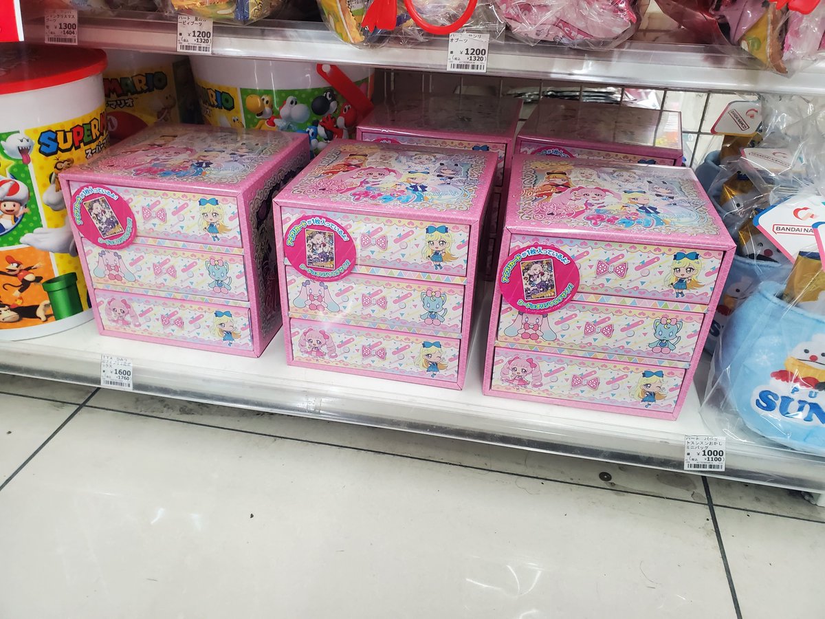 ひみつのアイプリ お菓子入り3段BOXが ローソンにあるとの情報を