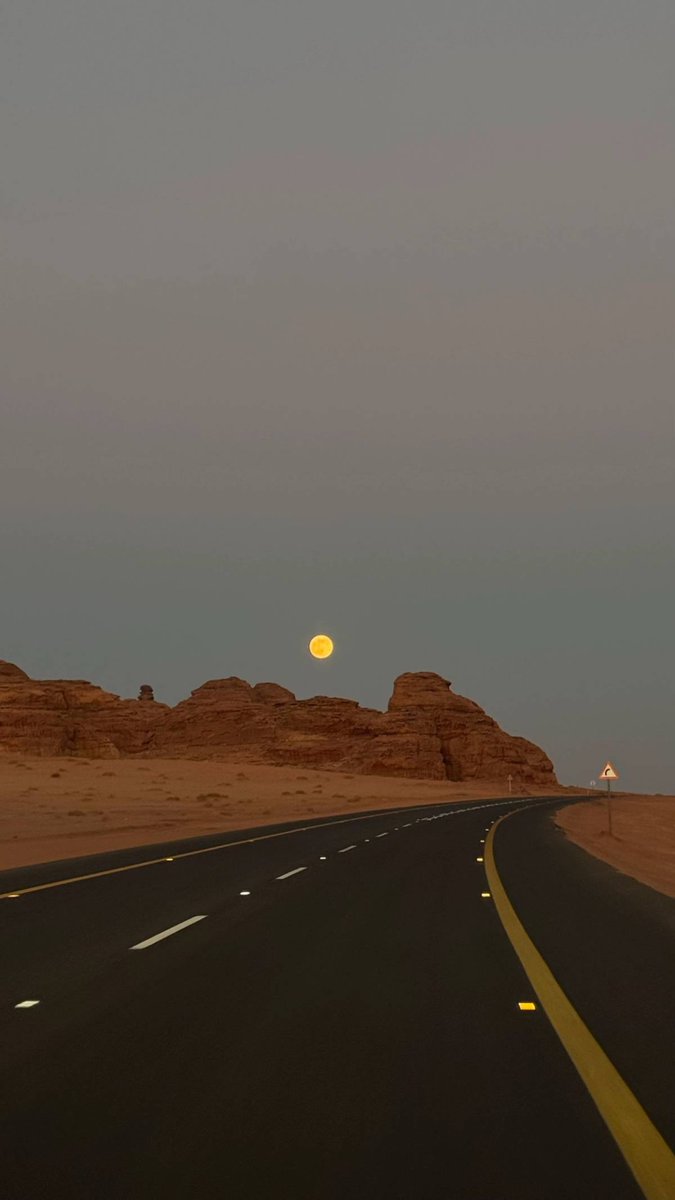 🌅 القمر بجانب جبال العلا
