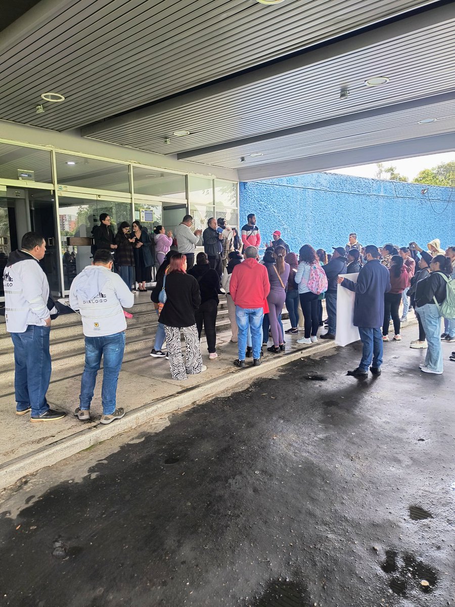 Dagoseguros's tweet photo. @AguasBogota @IDRD Gerente las personas que llevan 4 años o + con el @IDRD firmaron a término indefinido? Les dieron Dotación y EPP? Y los Supervisores que se han organizado en @UPTsindicato hasta cuándo los va a seguir discriminando? La multa es de 1 a 5000 SMMLV @MintrabajoCol @jcuestanovoa https://t.co/Ks5cTM7rLV
