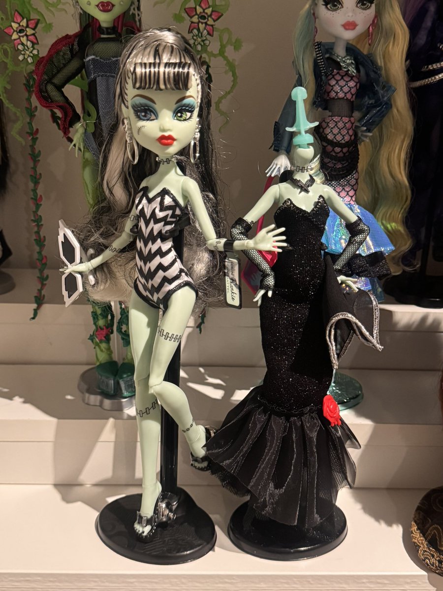 SweeetScreams's tweet image. gonna display her like this but i need to give her some #curls