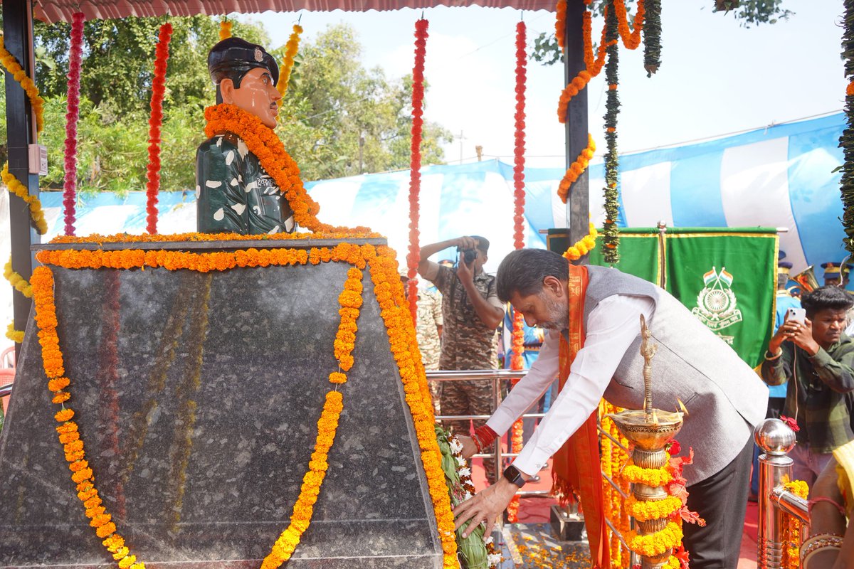 KiranDeoBJP's tweet photo. आज बस्तर जिले के ग्राम धोबीगुड़ा में माओवादी हमले में शहीद हुए वीर सपूत देवेन्द्र कुमार सेठिया जी की प्रतिमा का अनावरण किया।

देवेन्द्र जी की शहादत बस्तर के युवाओं को हिंसा के विरुद्ध संघर्ष और शांति व विकास की राह पर निरंतर प्रेरित करती रहेगी।

इस अवसर पर शहीद के परिवारजन सहित, जनप्रतिनिधिगण, अधिकारीगण एवं बड़ी संख्या में गणमान्यजन उपस्थित रहे।

@vishnudsai @NitinNabin @ajayjamwalbjp @PawanSaiBJP @BJP4CGState
