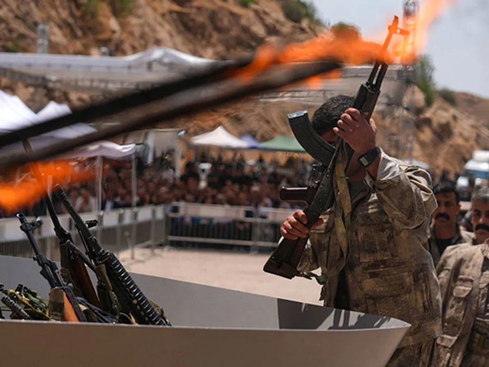 PKK Dönüş Yasası Fırtınası: 9 Bin Militan Eve Dönüyor mu? 

buff.ly/LJ1ljrW