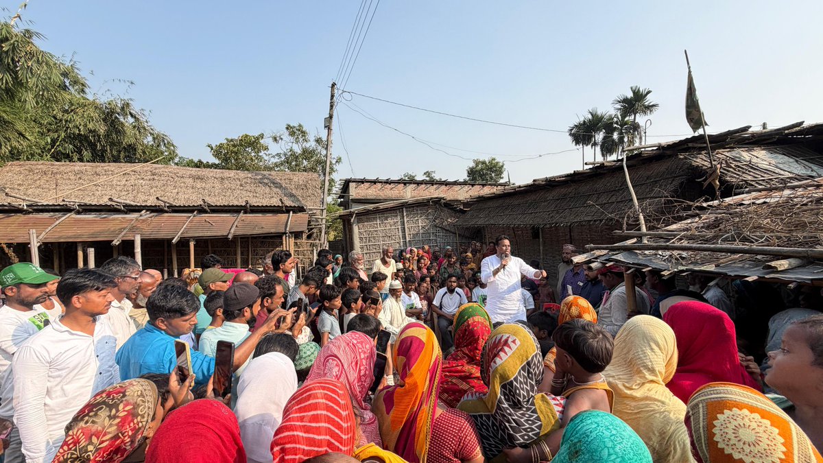 SyedMoin9890's tweet photo. 📍 LIVE UPDATE | Bahadurganj 52
Date: 8.Nov2025.
Naqeeb-e-Millat Br. @asadowaisi Sahab ke hidayat par, #Bawan toli mathyari tera ghanch me corner meeting se khitab kiya aur #AIMIM ke Candidate Janab Tausif Alam Sb. Ke haq me bhari aksariyt se vote krne ki appeal ki. https://t.co/rKcUA2TUIY