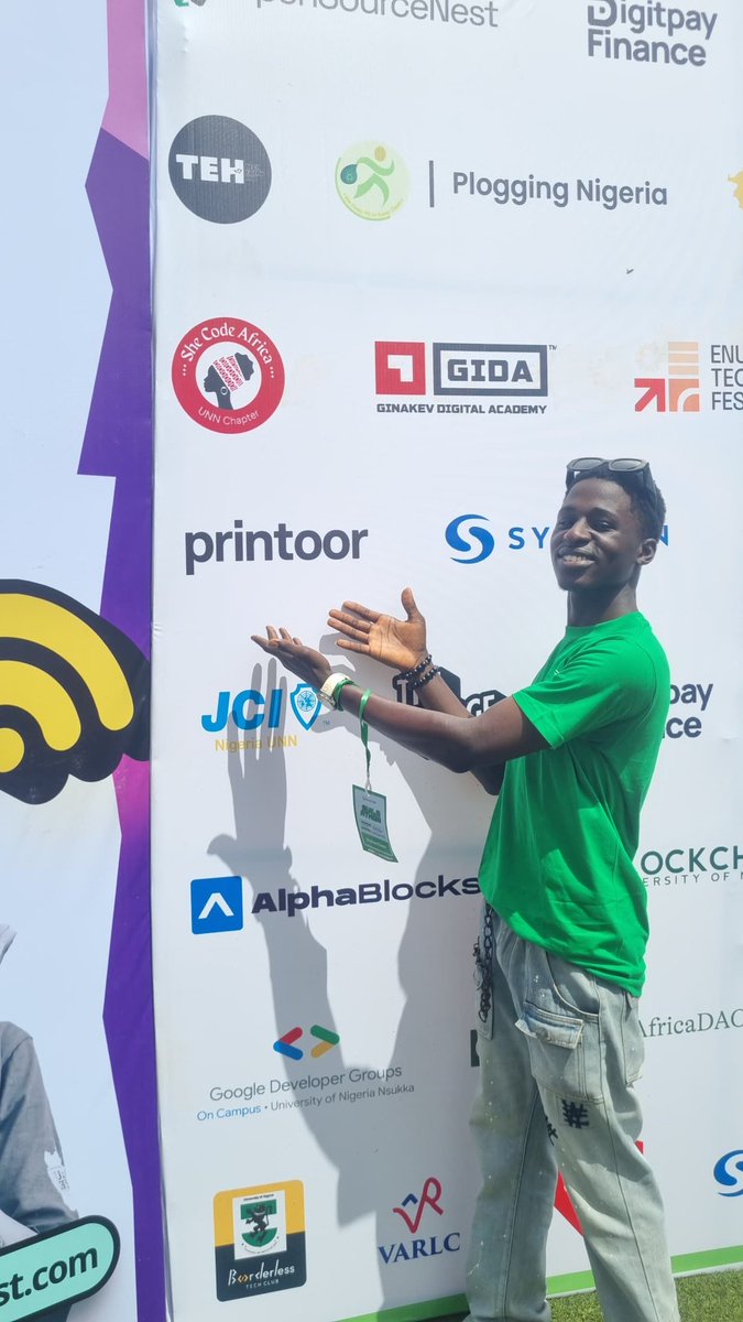 KvngFida18's tweet photo. Repping @printoorxyz in the @BlockchainUNN conference 4.0
#LoveYourW #LFG💪🏾🔥🔥#BlockchainUNN https://t.co/ZorIKIXpuv