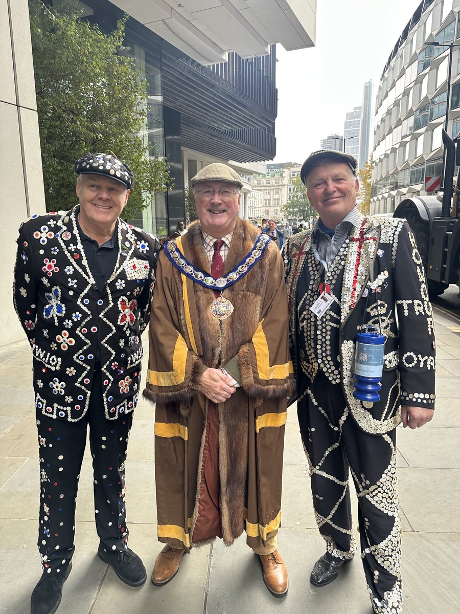 FarmersCompany's tweet photo. The Master ⁦@FarmersCompany⁩ with the Pearly Kings at the #LadyMayorsShow https://t.co/wCGYY4CSxn