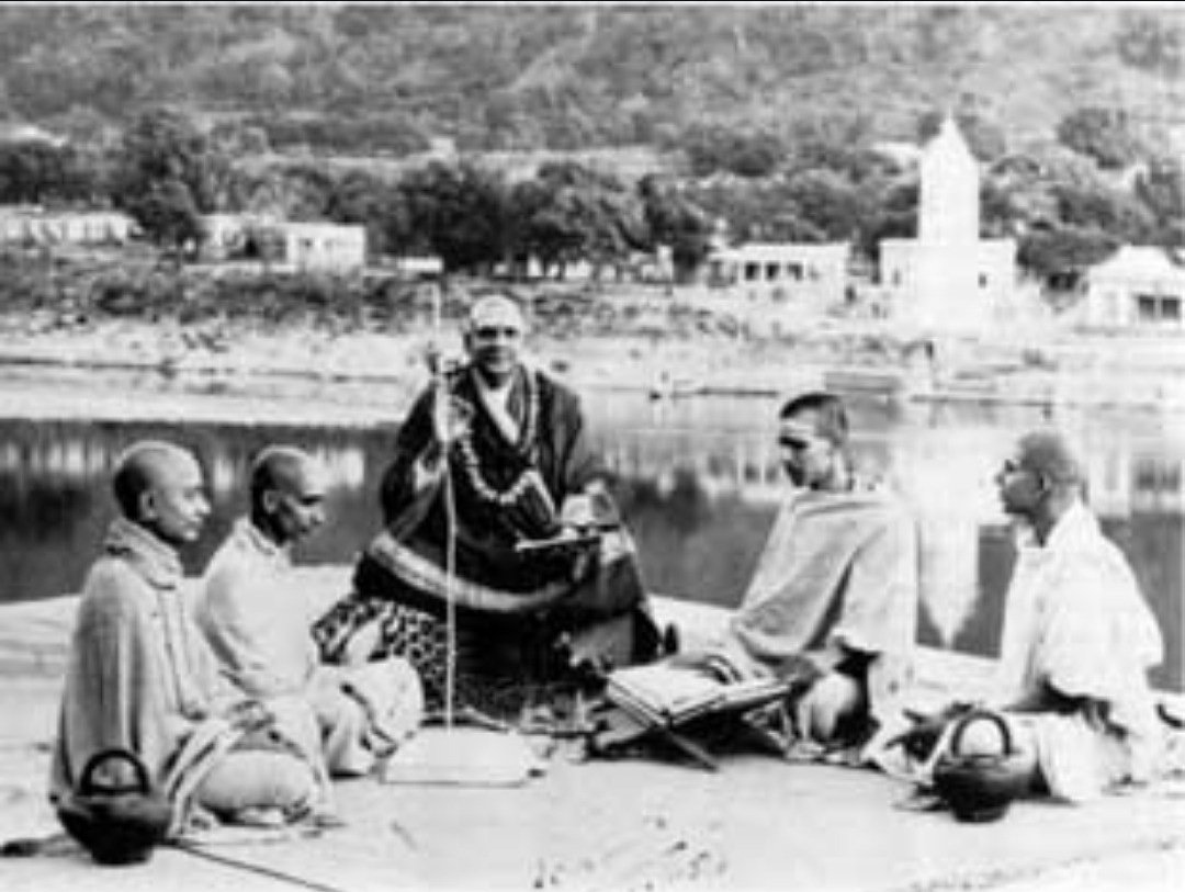 Searchof_WhoamI's tweet image. &quot;Why We Shout In Anger&quot;

A  saint who was visiting river Ganges to take bath found a group of family members on the banks, shouting in anger at each other. He turned to his disciples smiled &apos;n asked.

&apos;Why do people shout in anger shout at each other?&apos;

Disciples thought for a…