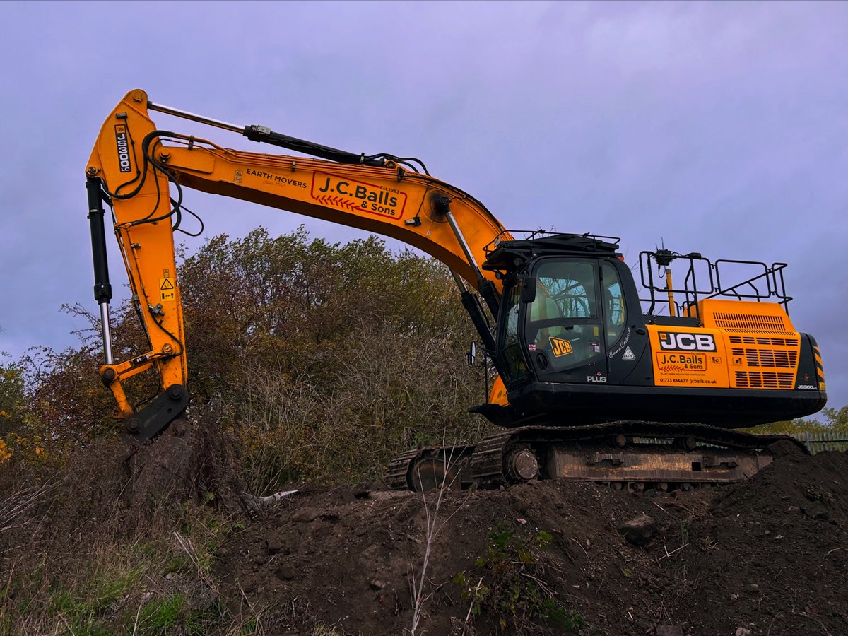 This weeks weapon…. The mighty JS300 💪 #jcbjs300 #jcb #trimbleearthworks #digger #diggersanddozers