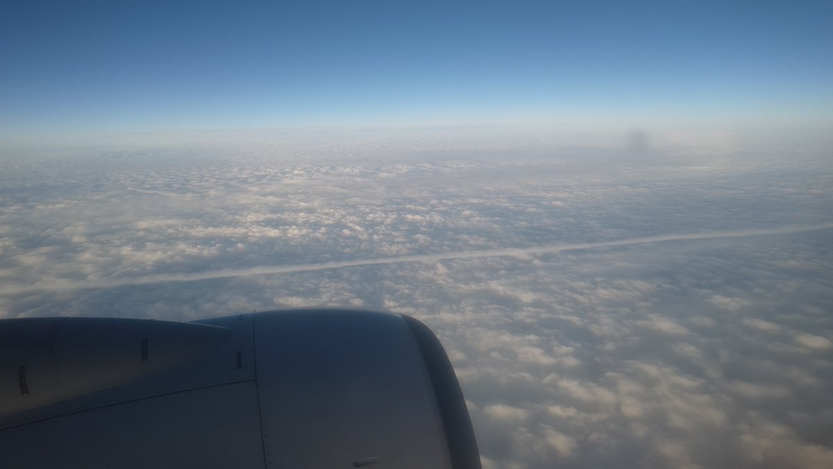 ただいま日本〜
旅行も終わり日常が始まる!

所でさ、雲の上に筋状の雲が多分10km位？(飛行機の速度で３分強)合ったんだけど珍しいのかな?
