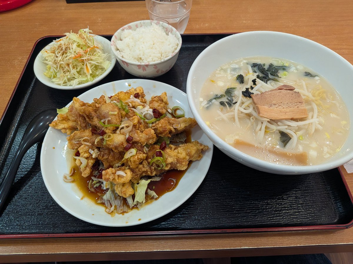 SepdU6yYESP5Iw2's tweet image. #調月音葉に飯テロ
地元の中華屋さんで台湾風唐揚げ定食。
ラーメンは普段は食べない豚骨をお願いしました。
以前はもう一品揚げ物の小皿があったけど、
食品価格高騰のあおりか付いてきませんでした。
まあ唐揚げ大きいからいいよね。