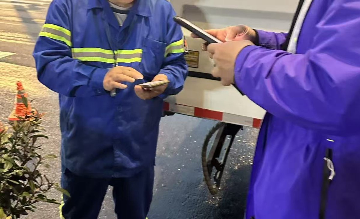 I was desperate after losing my cell phone this afternoon in Shanghai. After making several calls, a man finally answered and said he would give me back but he was busy. I was not sure and continued to call.  After one hour, he replied again and told me to go to a place to meet