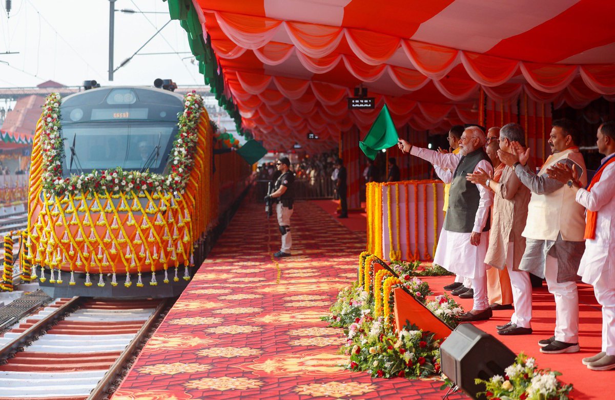 RailwayNorthern's tweet photo. New Vande Bharat Express Train Services Inaugurated!  🚄

Hon'ble Prime Minister, Shri @NarendraModi today flagged off 4️⃣ new #VandeBharatExpress train services, boosting connectivity across the nation! 

The new routes are:

🚆Varanasi ↔️ Khajuraho
🚆 Lucknow ↔️ Saharanpur
🚆 Firozpur ↔️ Delhi
🚆 Ernakulam ↔️ Bengaluru

A great step towards a Viksit Bharat with faster, modern rail travel!