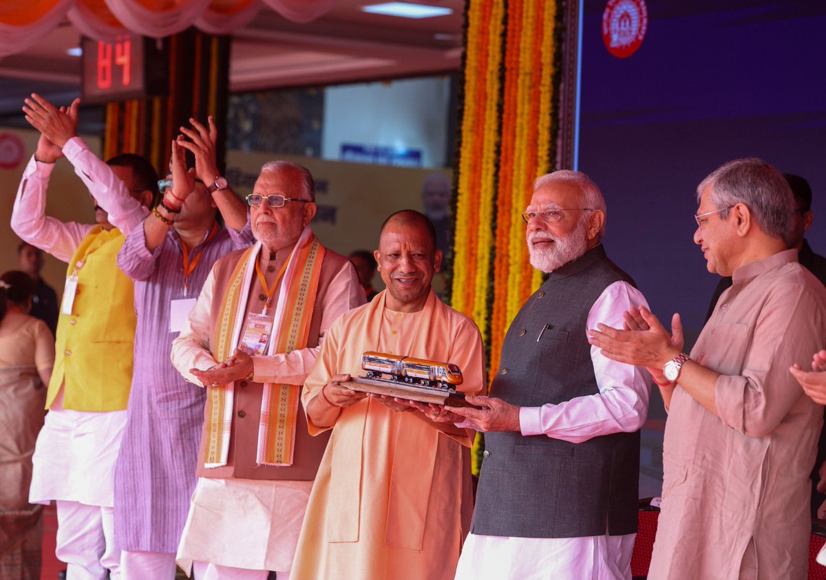 RailwayNorthern's tweet photo. New Vande Bharat Express Train Services Inaugurated!  🚄

Hon'ble Prime Minister, Shri @NarendraModi today flagged off 4️⃣ new #VandeBharatExpress train services, boosting connectivity across the nation! 

The new routes are:

🚆Varanasi ↔️ Khajuraho
🚆 Lucknow ↔️ Saharanpur
🚆 Firozpur ↔️ Delhi
🚆 Ernakulam ↔️ Bengaluru

A great step towards a Viksit Bharat with faster, modern rail travel!