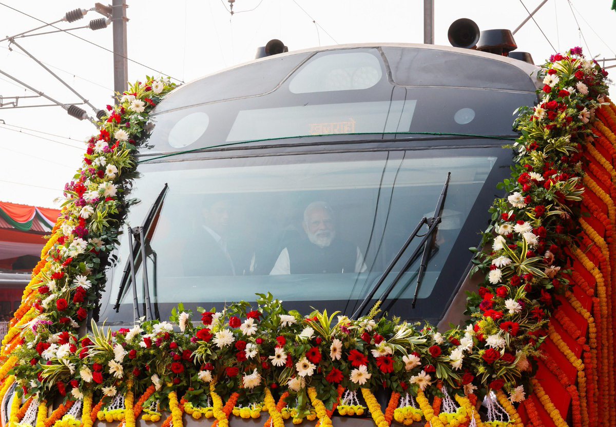 RailwayNorthern's tweet photo. New Vande Bharat Express Train Services Inaugurated!  🚄

Hon'ble Prime Minister, Shri @NarendraModi today flagged off 4️⃣ new #VandeBharatExpress train services, boosting connectivity across the nation! 

The new routes are:

🚆Varanasi ↔️ Khajuraho
🚆 Lucknow ↔️ Saharanpur
🚆 Firozpur ↔️ Delhi
🚆 Ernakulam ↔️ Bengaluru

A great step towards a Viksit Bharat with faster, modern rail travel!