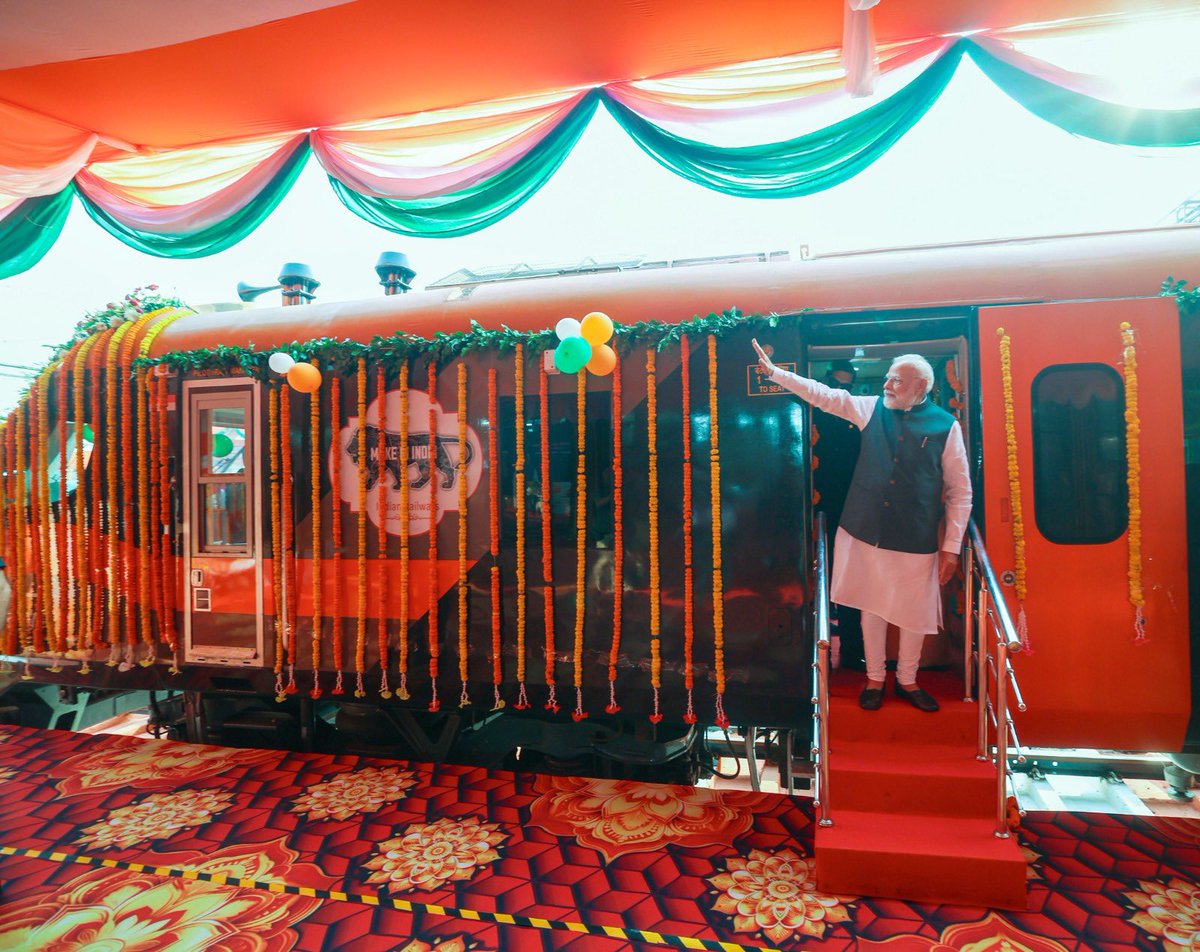 RailwayNorthern's tweet photo. New Vande Bharat Express Train Services Inaugurated!  🚄

Hon'ble Prime Minister, Shri @NarendraModi today flagged off 4️⃣ new #VandeBharatExpress train services, boosting connectivity across the nation! 

The new routes are:

🚆Varanasi ↔️ Khajuraho
🚆 Lucknow ↔️ Saharanpur
🚆 Firozpur ↔️ Delhi
🚆 Ernakulam ↔️ Bengaluru

A great step towards a Viksit Bharat with faster, modern rail travel!