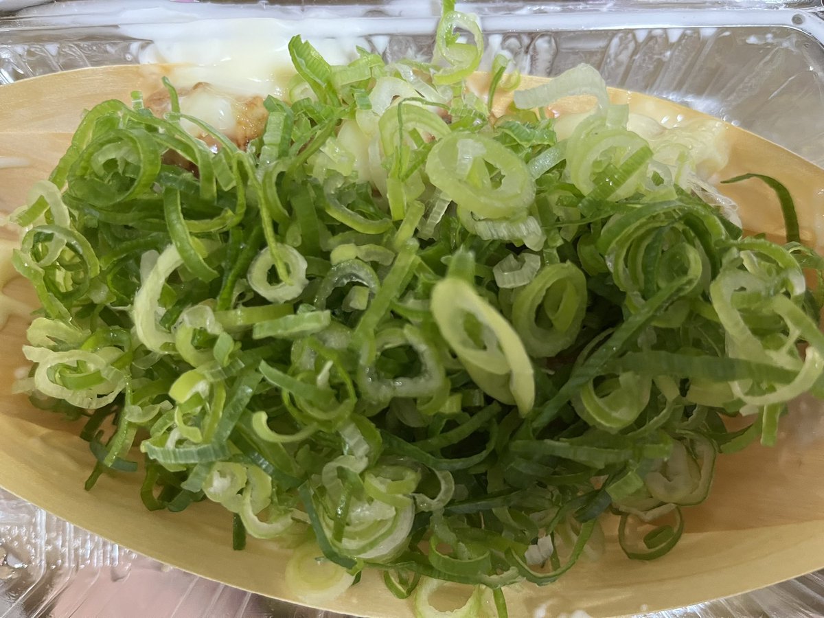 7XR0MjGIwlGY0Da's tweet image. 今日は梅田に行くことがあって、はなだこ、聞いたら15分待ち！
のぶたさんオススメの塩&amp;amp;安定のソースマヨ買って来た！
ソースマヨは安定の美味しさ😋
塩あっさりでめちゃくちゃ美味しい😋
そして、はなだこは🐙がめちゃ柔らかい👍
みんな大阪に来たら是非食べて‼️

#はなだこ
#草組