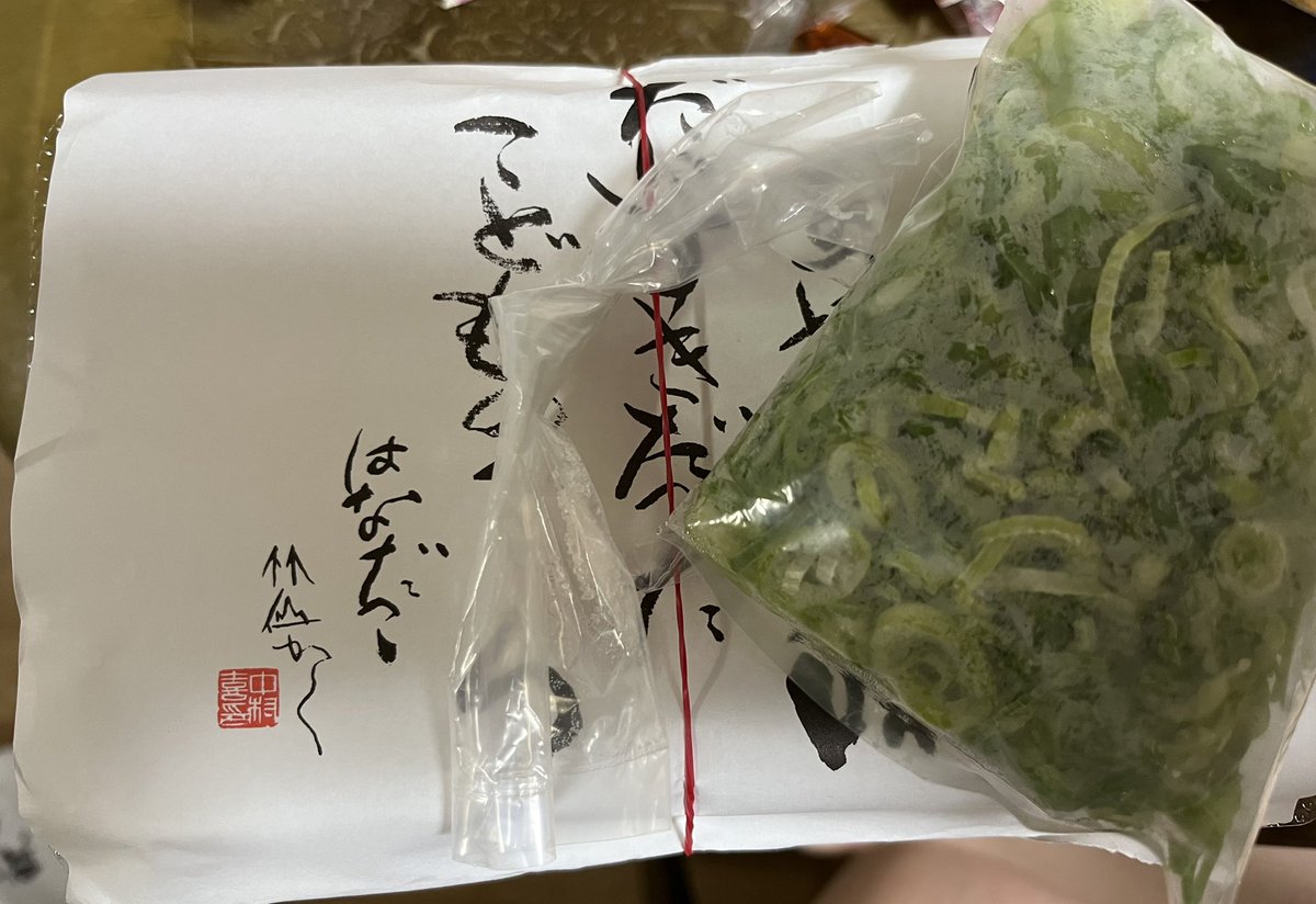 7XR0MjGIwlGY0Da's tweet image. 今日は梅田に行くことがあって、はなだこ、聞いたら15分待ち！
のぶたさんオススメの塩&amp;amp;安定のソースマヨ買って来た！
ソースマヨは安定の美味しさ😋
塩あっさりでめちゃくちゃ美味しい😋
そして、はなだこは🐙がめちゃ柔らかい👍
みんな大阪に来たら是非食べて‼️

#はなだこ
#草組